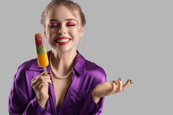 グレーの背景にアイスクリームを持つ若い女性 クローズアップ — ストック写真