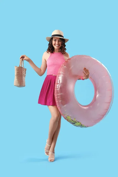 Junge Frau Mit Strandtasche Und Aufblasbarem Ring Auf Blauem Hintergrund — Stockfoto
