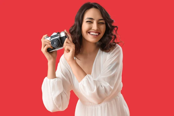Young Woman Photo Camera Red Background — Stock Photo, Image