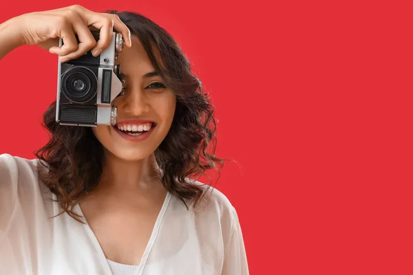 Jonge Vrouw Met Foto Camera Rode Achtergrond Close — Stockfoto