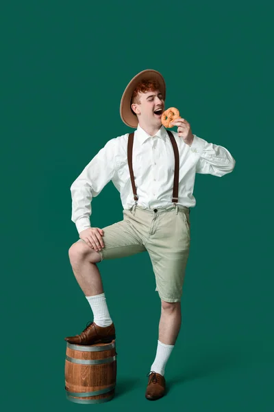 Jeune Homme Vêtements Traditionnels Allemands Manger Bretzel Sur Fond Vert — Photo