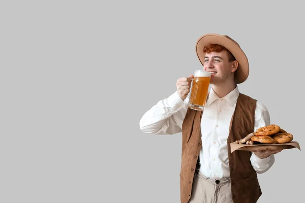 Jongeman Traditionele Duitse Kleding Met Bier Snacks Lichte Achtergrond — Stockfoto