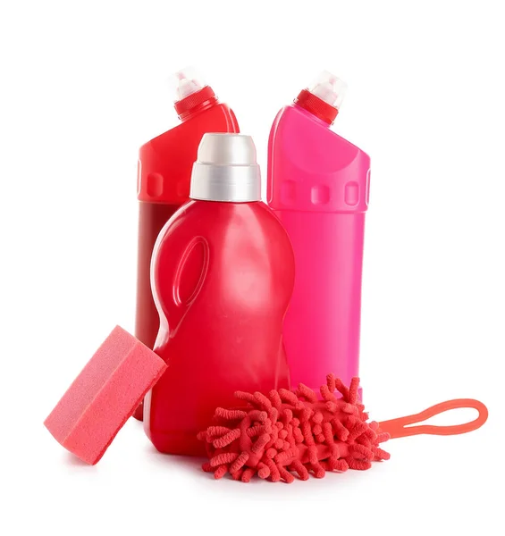 Flaskor Med Tvättmedel Svamp Och Mikrofiber Mopp Isolerad Vit Bakgrund — Stockfoto