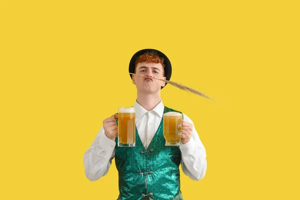Joven Ropa Tradicional Alemana Con Cañas Secas Cerveza Sobre Fondo —  Fotos de Stock