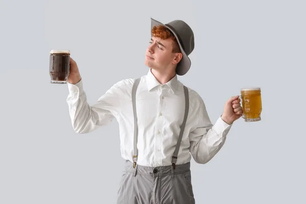 穿着德国传统服装 身披浅色背景啤酒的年轻人 — 图库照片