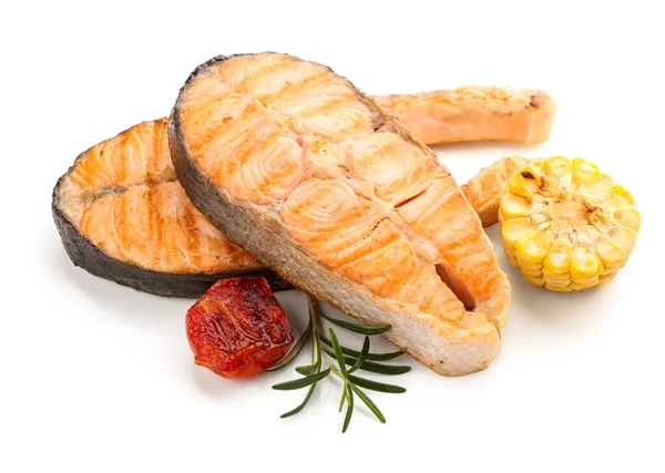 白色背景的美味烤鲑鱼牛排和蔬菜 — 图库照片