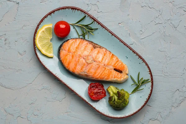 Plate Tasty Grilled Salmon Steak Grey Background — Stock Photo, Image