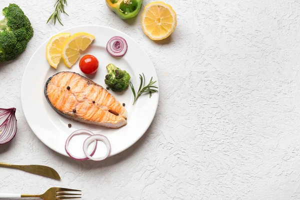 Plate Tasty Grilled Salmon Steak Vegetables Lemon Light Background — Stock Photo, Image