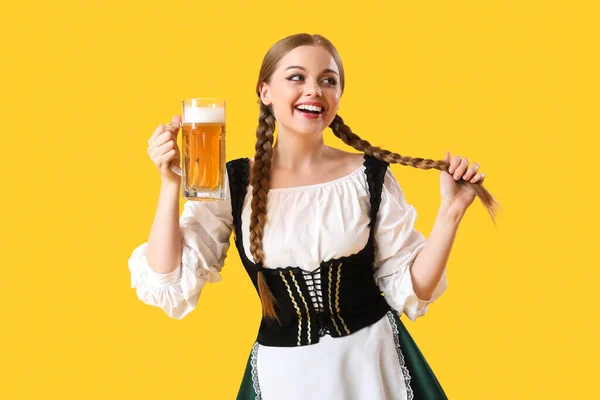 Schöne Oktoberfest Kellnerin Mit Bier Auf Gelbem Hintergrund — Stockfoto