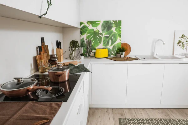 Interieur Van Moderne Keuken Met Witte Toonbanken Keukengerei — Stockfoto