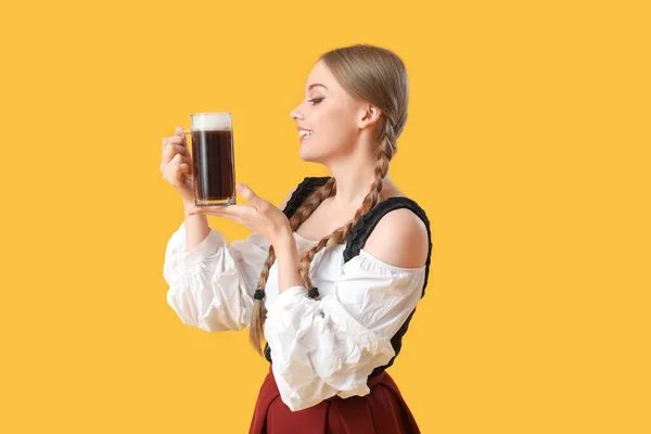 Mooie Oktober Serveerster Met Bier Gele Achtergrond — Stockfoto