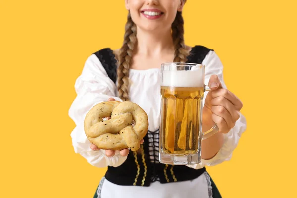 Mooie Oktober Serveerster Met Bier Pretzel Gele Achtergrond Close — Stockfoto