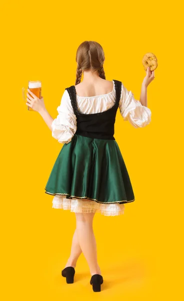 Beautiful Octoberfest Waitress Beer Pretzel Yellow Background Back View — Stock Photo, Image