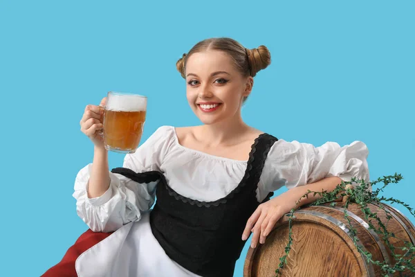 Schöne Oktoberfest Kellnerin Mit Bier Und Fass Auf Blauem Hintergrund — Stockfoto