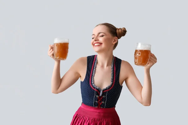 Schöne Oktoberfest Kellnerin Mit Bier Auf Hellem Hintergrund — Stockfoto