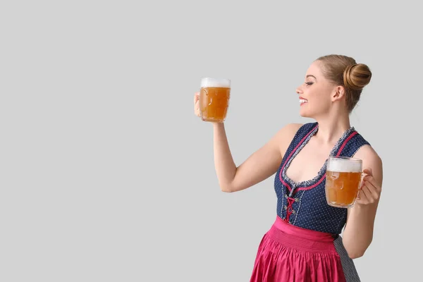 Mooie Oktober Serveerster Met Bier Lichte Achtergrond — Stockfoto