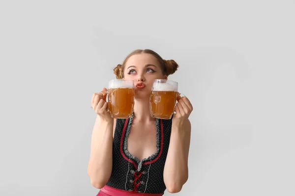 Mooi Oktober Serveerster Met Bier Blazen Kus Lichte Achtergrond — Stockfoto