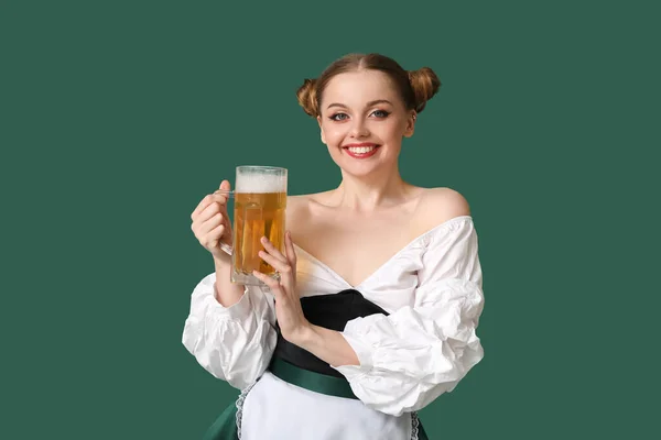 Mooie Oktober Serveerster Met Bier Groene Achtergrond — Stockfoto
