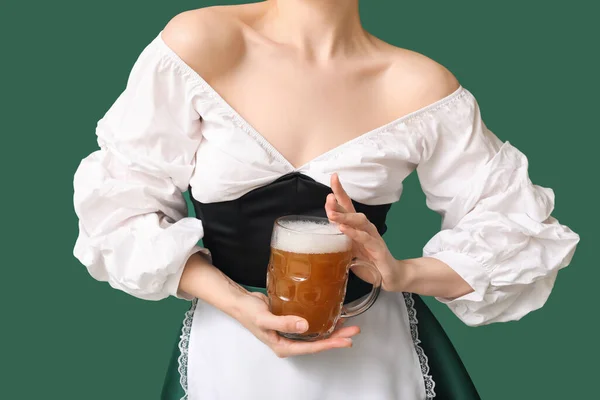Schöne Oktoberfest Kellnerin Mit Bier Auf Grünem Hintergrund Nahaufnahme — Stockfoto