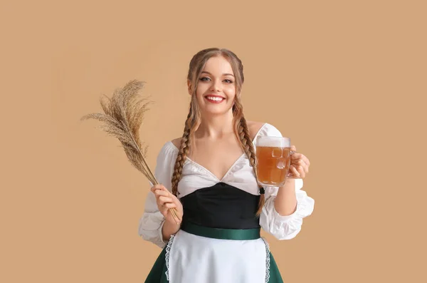 Mooie Oktober Serveerster Met Bier Droog Riet Beige Achtergrond — Stockfoto