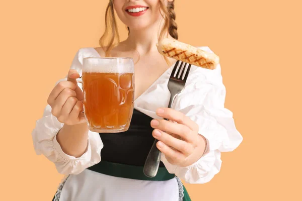 Piękna Kelnerka Octoberfest Piwem Kiełbasą Beżowym Tle Zbliżenie — Zdjęcie stockowe