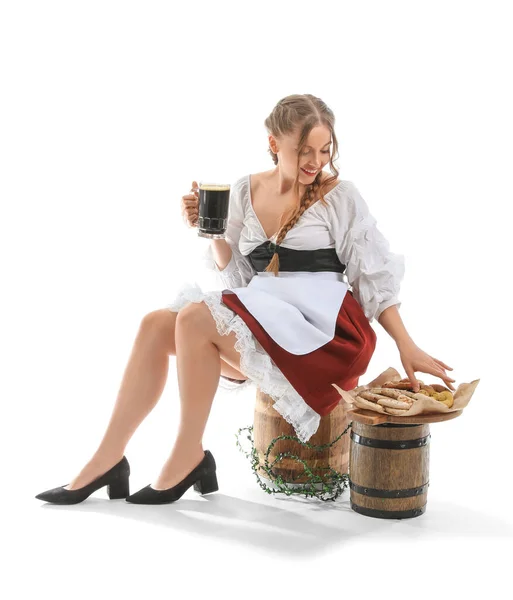 Schöne Oktoberfest Kellnerin Mit Bier Und Snacks Auf Weißem Hintergrund — Stockfoto