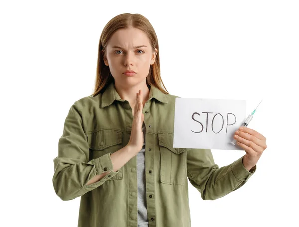 Jonge Vrouwelijke Junkie Met Spuit Papier Met Woord Stop Witte — Stockfoto