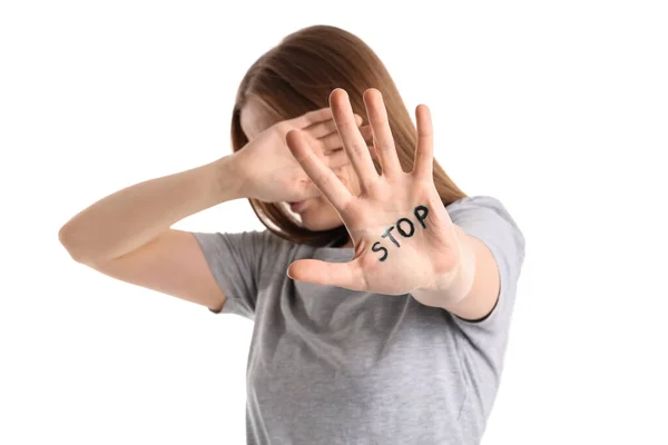 Jovem Com Palavra Stop Escrito Palma Mão Contra Fundo Branco — Fotografia de Stock
