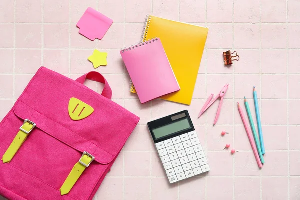 Różowy Plecak Szkolny Kalkulatorem Notebookami Ołówkami Jasnym Tle Płytek — Zdjęcie stockowe