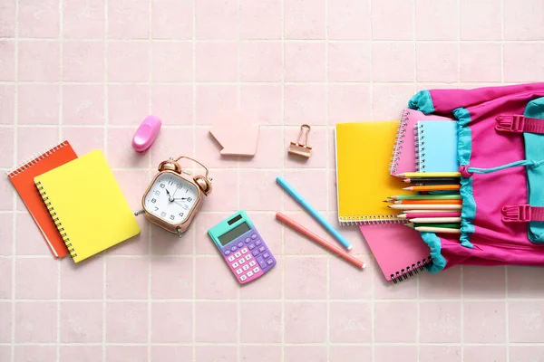 Mochila Escolar Colorida Com Cadernos Despertador Lápis Fundo Azulejo Rosa — Fotografia de Stock