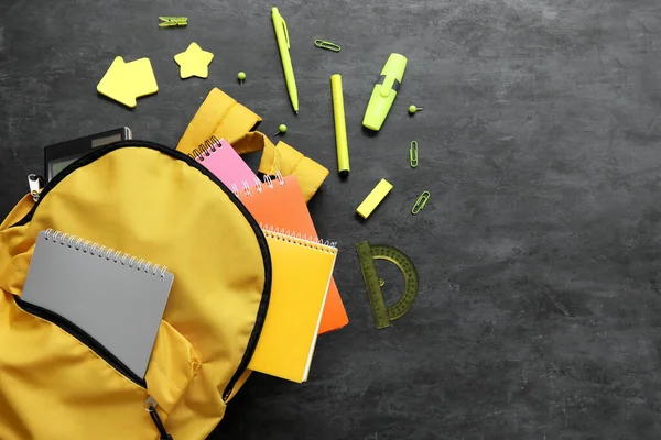 Yellow Σχολική Τσάντα Πλάτης Σημειωματάρια Και Διάφορα Χαρτικά Μαύρο Φόντο — Φωτογραφία Αρχείου