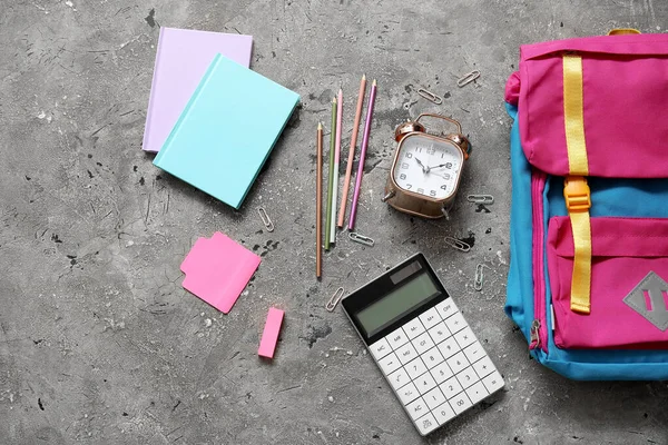 Mochila Escolar Colorida Con Cuadernos Reloj Despertador Calculadora Sobre Fondo —  Fotos de Stock