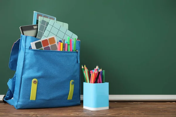 Mochila Escolar Azul Con Cuadernos Acuarelas Lápices Sobre Mesa Madera —  Fotos de Stock