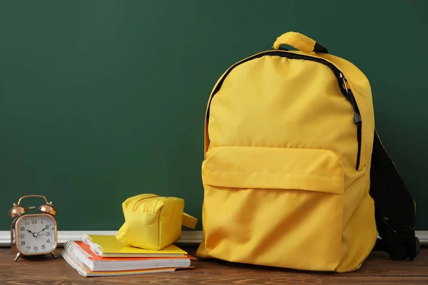 Mochila Escolar Amarilla Con Reloj Despertador Estuche Lápiz Cuadernos Mesa —  Fotos de Stock