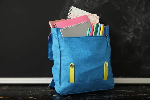 Mochila Escolar Azul Com Cadernos Lápis Marcadores Mesa Madeira Perto — Fotografia de Stock