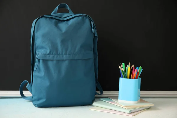 Μπλε Σχολική Τσάντα Πλάτης Σημειωματάρια Μαρκαδόρους Και Μολύβια Λευκό Τραπέζι — Φωτογραφία Αρχείου