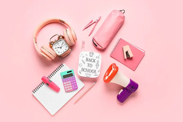 Ακουστικά Ξυπνητήρι Μεγάφωνο Και Φύλλο Κείμενο Πισω Στο Σχολειο Ροζ — Φωτογραφία Αρχείου