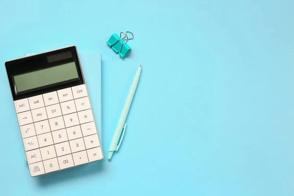 Calculadora Moderna Com Artigos Papelaria Sobre Fundo Azul — Fotografia de Stock