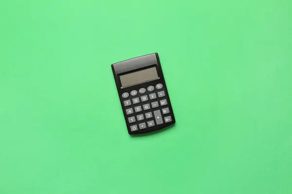 緑の背景に現代の電卓 — ストック写真