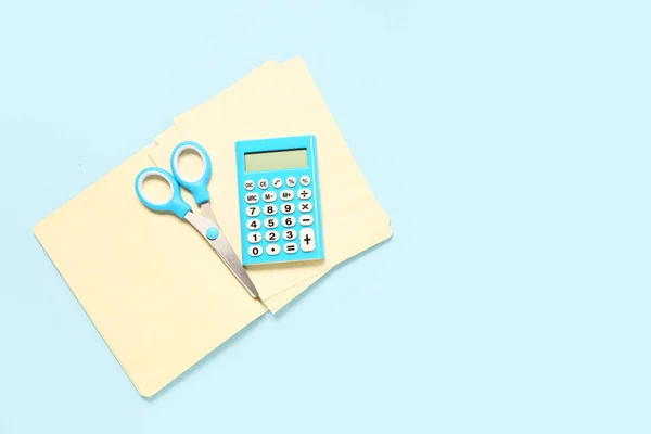 Calculadora Moderna Con Papelería Sobre Fondo Azul — Foto de Stock