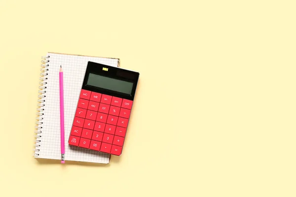 Calculadora Moderna Com Artigos Papelaria Fundo Amarelo Pálido — Fotografia de Stock