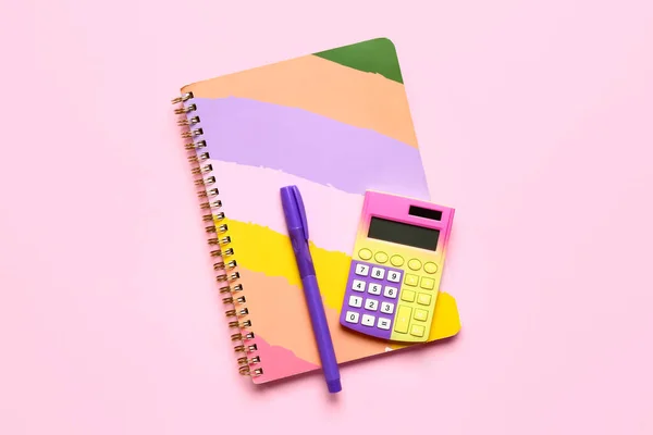 Moderner Taschenrechner Mit Schreibwaren Auf Rosa Hintergrund — Stockfoto