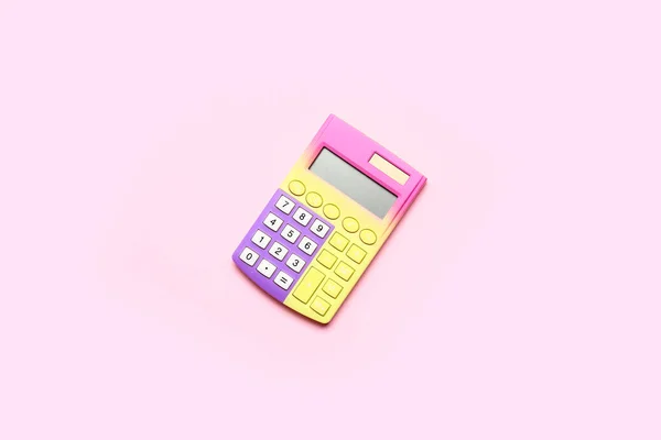 ピンクの背景に現代の電卓 — ストック写真