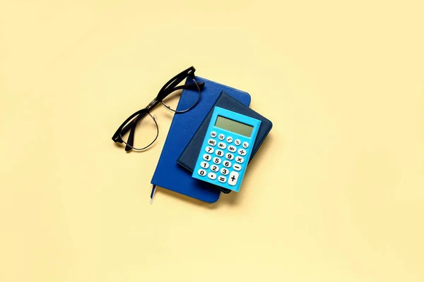 Modern Számológép Szemüveg Notebook Halványsárga Háttér — Stock Fotó