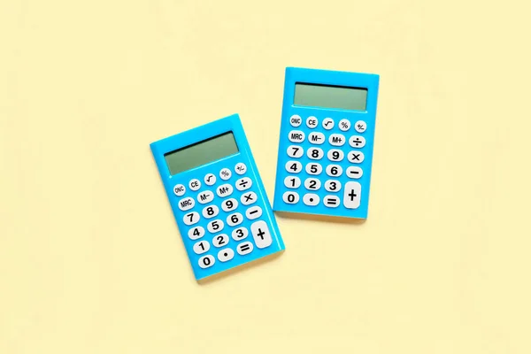 Moderní Kalkulačky Světle Žlutém Pozadí — Stock fotografie