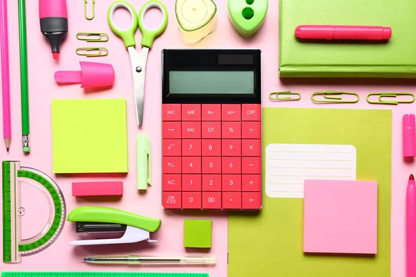 Calculadora Moderna Com Diferentes Artigos Papelaria Sobre Fundo Rosa — Fotografia de Stock