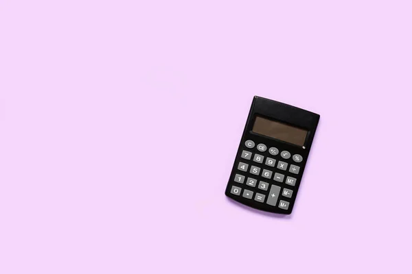 Современный Калькулятор Сиреневом Фоне — стоковое фото