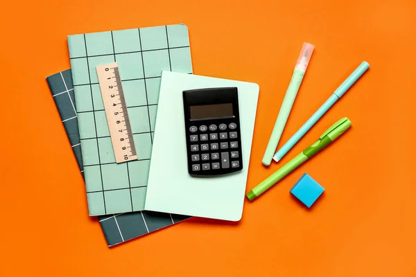 Calculadora Moderna Con Papelería Sobre Fondo Naranja — Foto de Stock