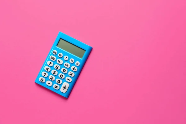 Nowoczesny Kalkulator Różowym Tle — Zdjęcie stockowe