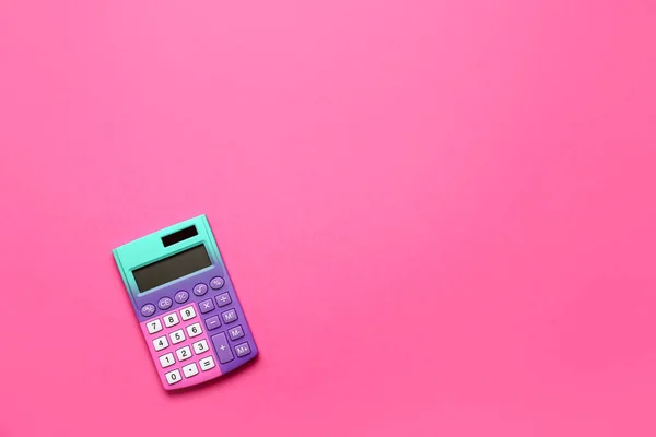 ピンクの背景に現代の電卓 — ストック写真